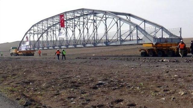 100 Tonluk Tarihi Köprü Tır’la Taşınıyor