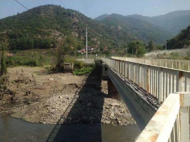 Sakarya Nehri Kenarında Kalaşnikof Bulundu