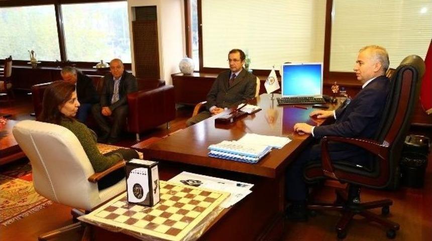 Tsf, Başkan Zolan&rsquo;a Satran&ccedil; Takımı Hediye Etti