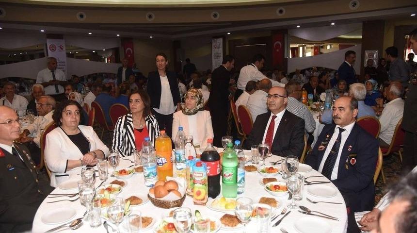 Gaziler G&uuml;n&uuml;&rsquo;nde Adana Valiliğinden Şehit Yakınları İle Gazilere Yemek