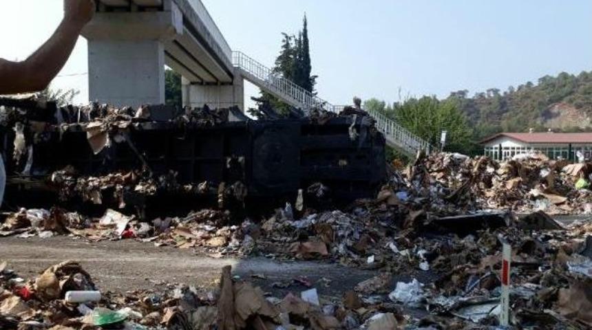 &Uuml;st Ge&ccedil;ide &Ccedil;arpan Tır'ın Devrildiği Kaza Kamerada