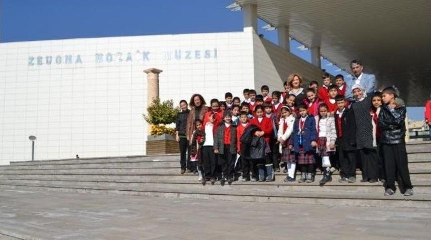 K&uuml;&ccedil;&uuml;k Adımlar Taşların İzinde Y&uuml;r&uuml;yor