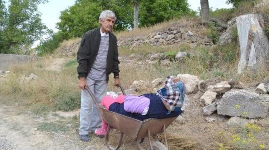 Kendisi Kanser Olan Koca, Fel&ccedil;li Eşini El Arabasında Hastaneye G&ouml;t&uuml;r&uuml;yor
