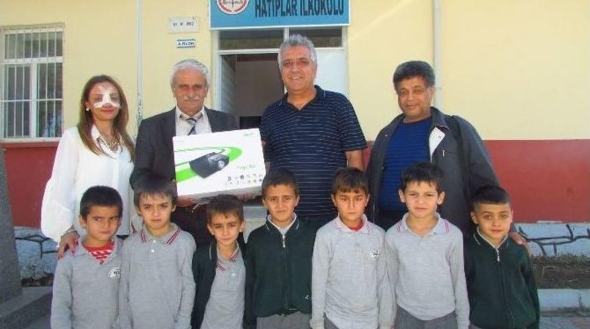 Başarı Koleji Aile Birliği&rsquo;nden Hatipler İlkokuluna Projeksiyon