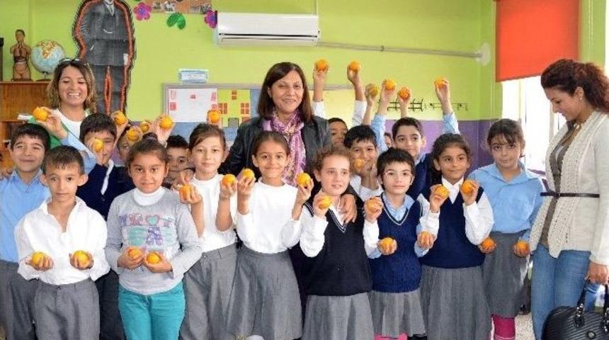 Akdeniz Belediyesi Okullarda Narenciye Dağıttı