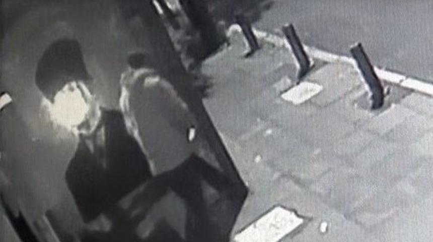 İzmir&rsquo;de T&uuml;rk Bayrağını Yaktılar