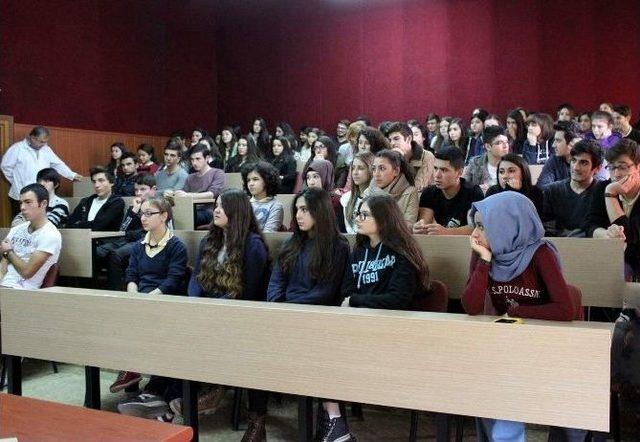 Kemerburgaz Üniversitesi’nden Lise Son Sınıf Öğrencilerine Bilgilendirme Semineri