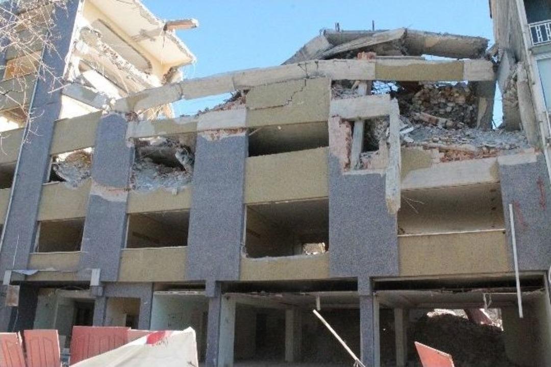 Yıkılan Bina Yan Apartmanın Yatak Odasını Yıktı