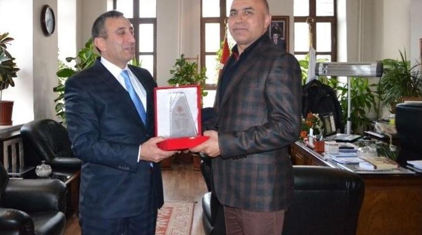 Bing&uuml;l&rsquo;den Korkut&rsquo;a Plaket