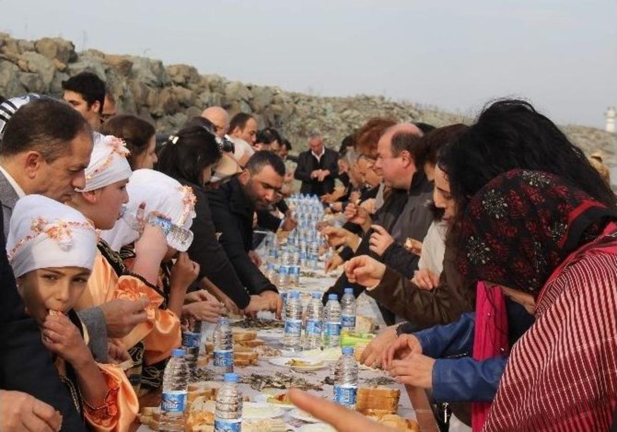 Yedikleri Hamsiyi Horonla Erittiler