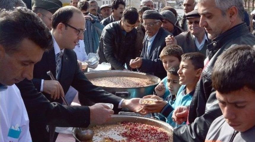 Pınarbaşı Kaymakamlığı Vatandaşlara Aşure Dağıttı
