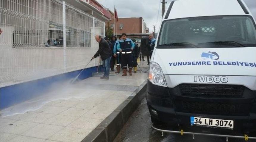 Yunusemre&rsquo;de Cadde Ve Kaldırımlar Buharlı Yıkama Aracı İle Temizlendi
