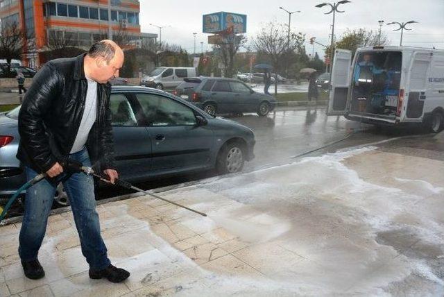 Yunusemre&rsquo;de Cadde Ve Kaldırımlar Buharlı Yıkama Aracı İle Temizlendi 1