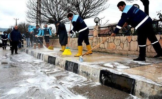 Yunusemre&rsquo;de Cadde Ve Kaldırımlar Buharlı Yıkama Aracı İle Temizlendi 2