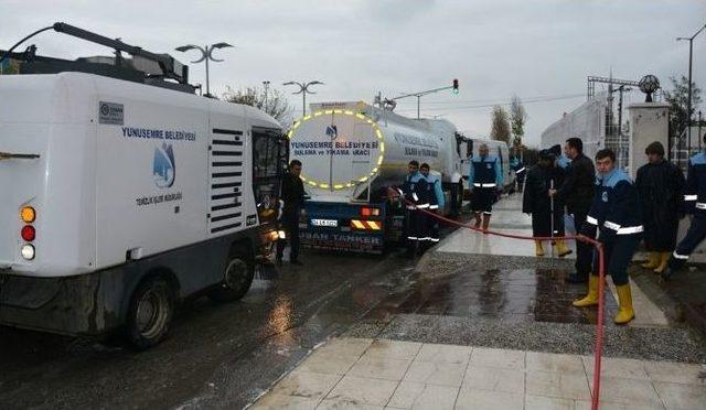 Yunusemre&rsquo;de Cadde Ve Kaldırımlar Buharlı Yıkama Aracı İle Temizlendi 3