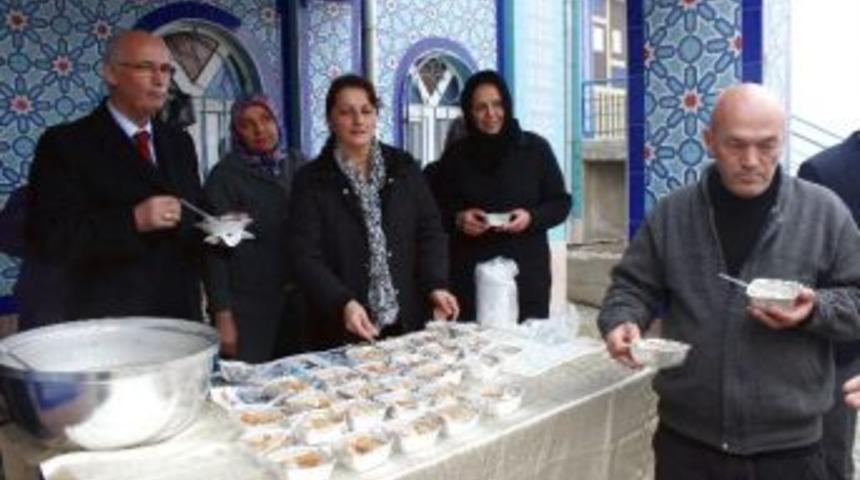 Bayan Muhtardan Aşure İkramı