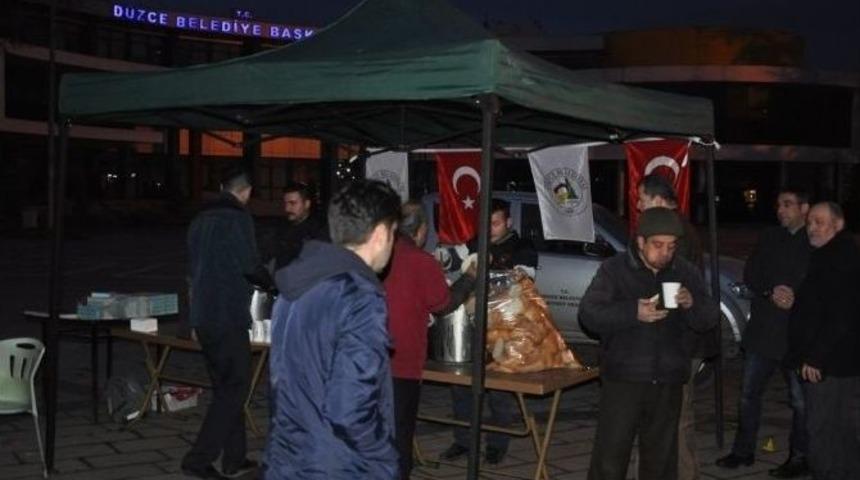 Camiden &Ccedil;ıkan Vatandaşa Sıcak İkram