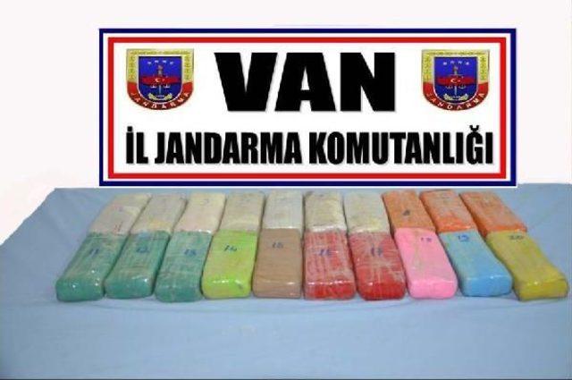 Jandarmanın Eğitimli Köpeği 'akşam', Otomobildeki 10 Kilo Eroini Buldu