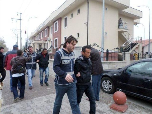 Kendilerini Savcı Ve Polis Olarak Tanıtan Dolandırıcılar Yakalandı