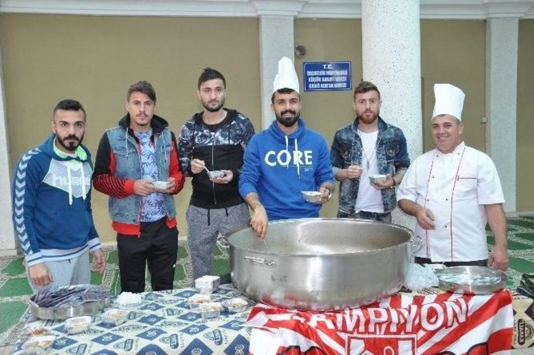 Balıkesirspor&rsquo;lu Futbolcular Aşure Dağıttı