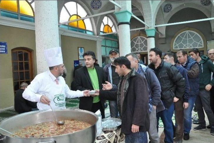 Balıkesirspor’lu Futbolcular Aşure Dağıttı G1