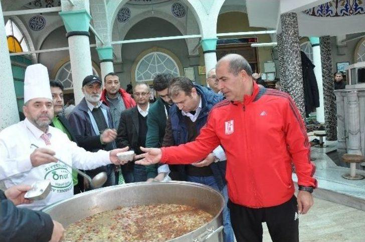 Balıkesirspor’lu Futbolcular Aşure Dağıttı G2