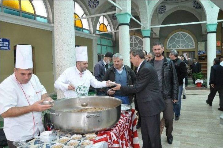 Balıkesirspor’lu Futbolcular Aşure Dağıttı G5