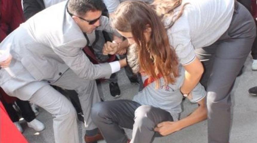 Gaziler G&uuml;n&uuml;nde Bayrak Tutan &Ouml;ğrenci Bayıldı