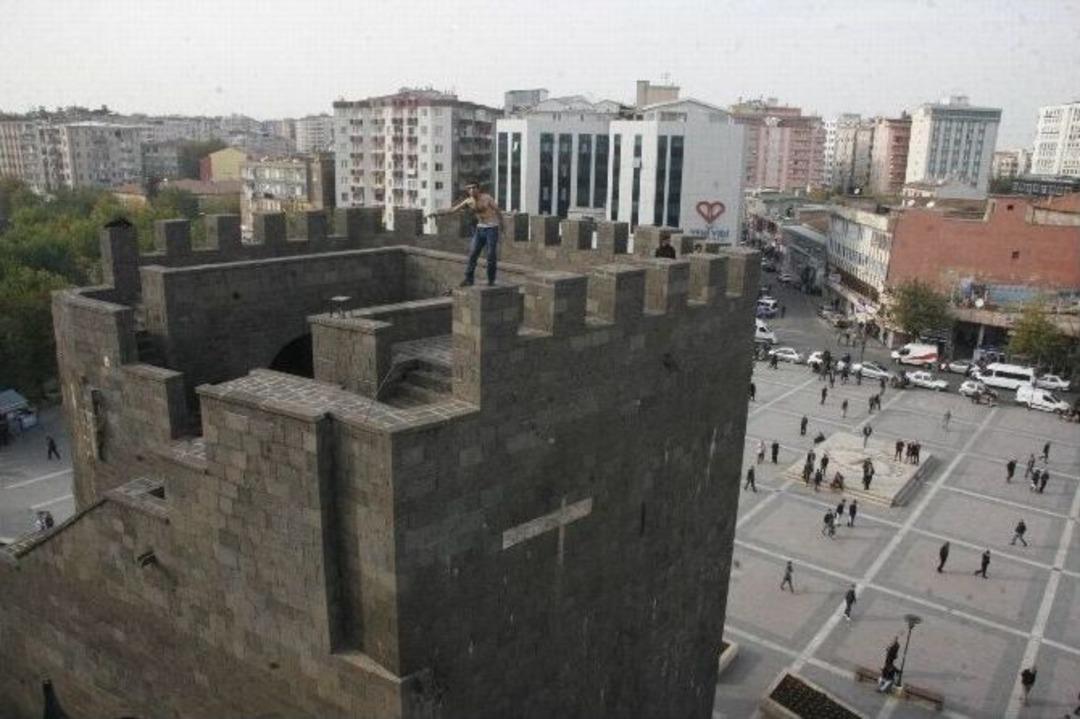 İntihar Etmek İsteyen Şahıs D&ouml;v&uuml;lerek İndirildi