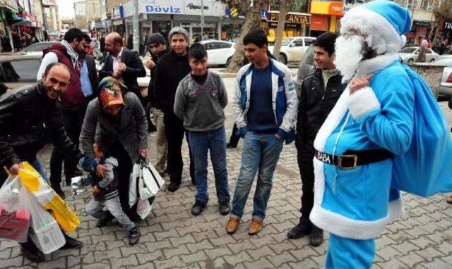 'kahvaltı Baba' Van'da Yılbaşı Hediyesi Dağıttı