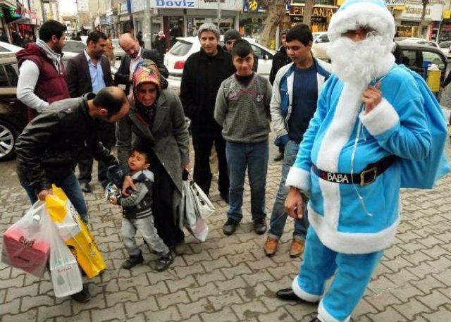 'kahvaltı Baba' Van'da Yılbaşı Hediyesi Dağıttı