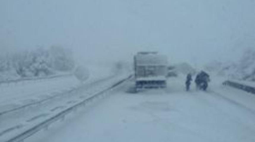 Balıkesir-izmir Yolu Trafiğe Kapandı