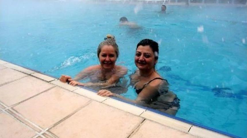 Termal&rsquo;De Kar Altında Havuz Keyfi