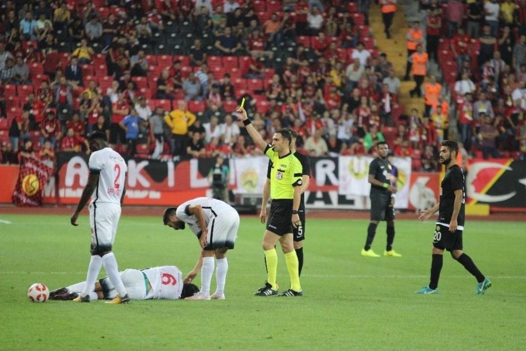 Es-es Taraftarı Hakeme İsyan Etti