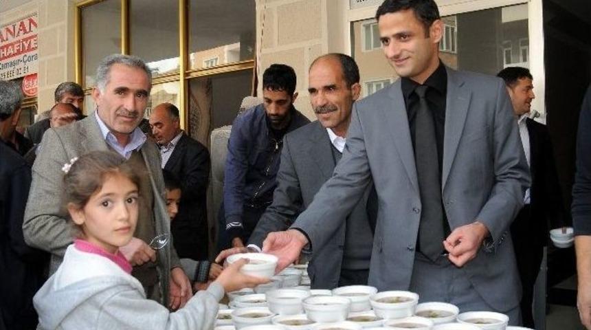 &Ccedil;elikhan&rsquo;da Aşure Dağıtıldı