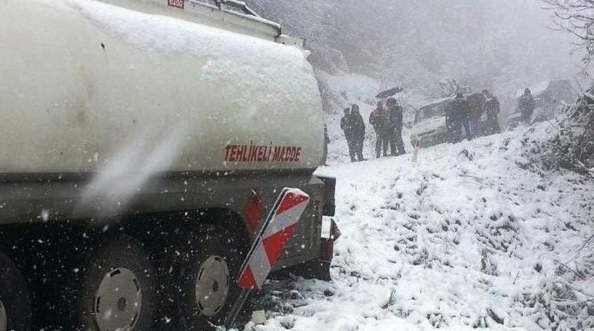 Kayarak Yoldan &Ccedil;ıkan Tanker Ulaşımı Aksattı