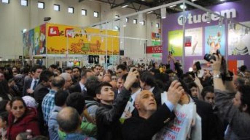 Abdullah G&uuml;l&rsquo;le Aynı Kareye Girmek İ&ccedil;in Yarıştılar