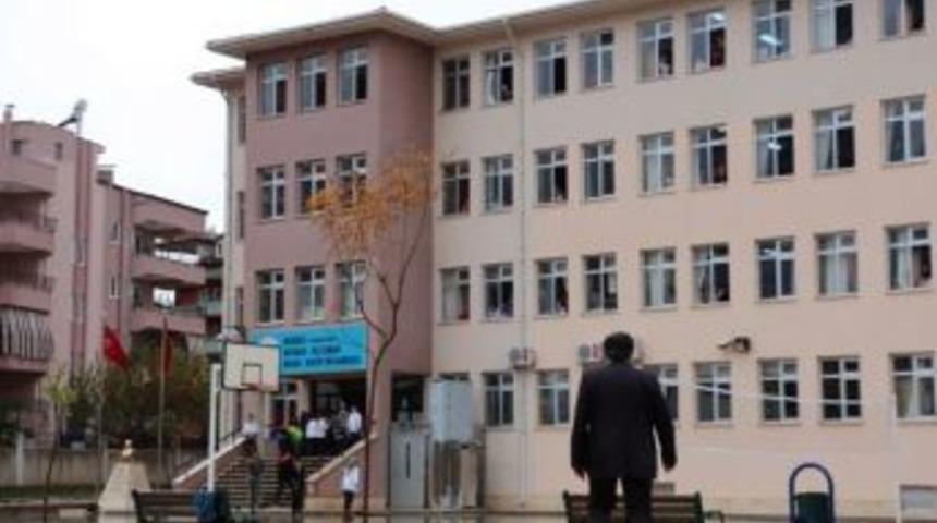 Namaz Kılarken Başlarına Al&ccedil;ı Tavan D&uuml;şen &Uuml;&ccedil; &Ouml;ğrenci Hafif Yaralandı