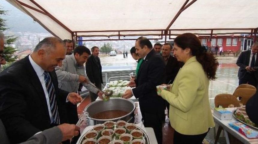 Bucak Emin G&uuml;lmez Ortaokulu&rsquo;nda 500 Kişiye Aşure İkram Edildi