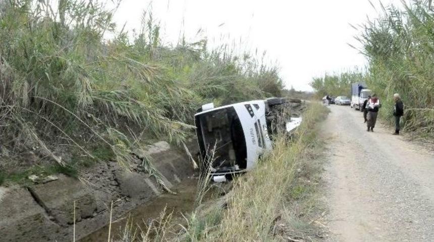 Midib&uuml;s Kanala Devrildi: 3 İş&ccedil;i Yaralı