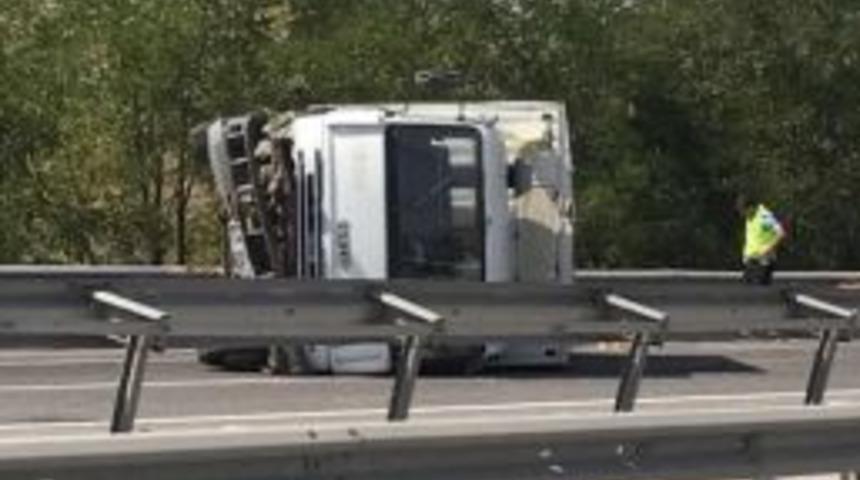 Tır İle &Ccedil;arpışan Kamyon Yan Yattı