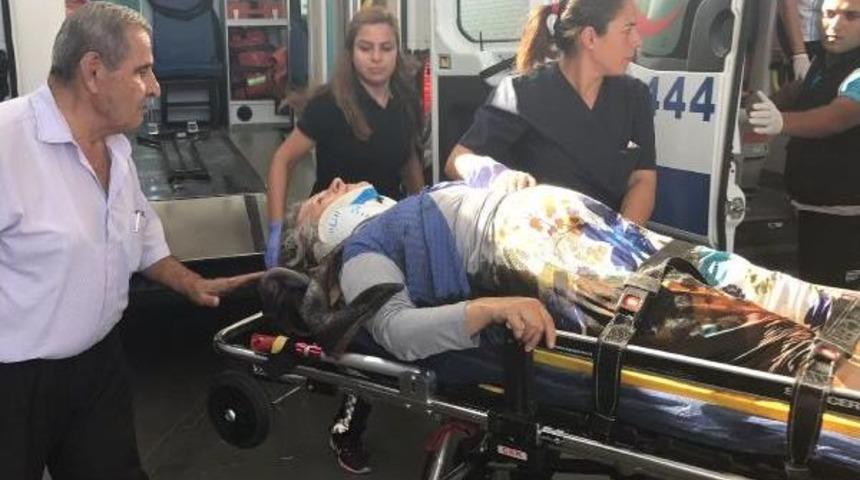 Otomobil Yolda Y&uuml;r&uuml;yenlere &Ccedil;arptı: 2 Yaralı