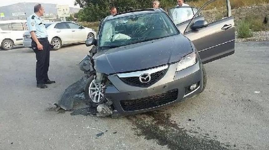 &Ccedil;aldığı Otomobille Polis Noktasına &Ccedil;arpınca Yakalandı