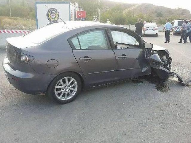 Çaldığı Otomobille Polis Noktasına Çarpınca Yakalandı