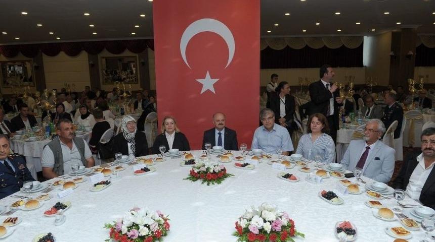 Eskişehir&rsquo;de &lsquo;gaziler&rsquo; Onuruna Yemek D&uuml;zenledi