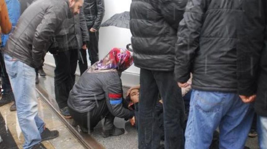 Otomobil 3 Araca Ve 1 &Ccedil;ocuğa &Ccedil;arptı