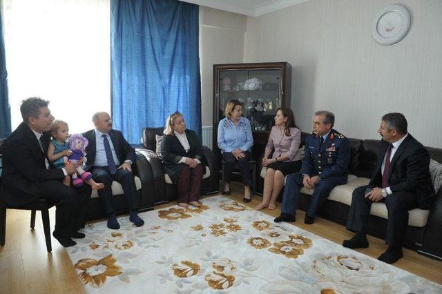 Vali Çakacak Ve Komutan Gülan, Gazi Akbulut’u Evinde Ziyaret Etti 2