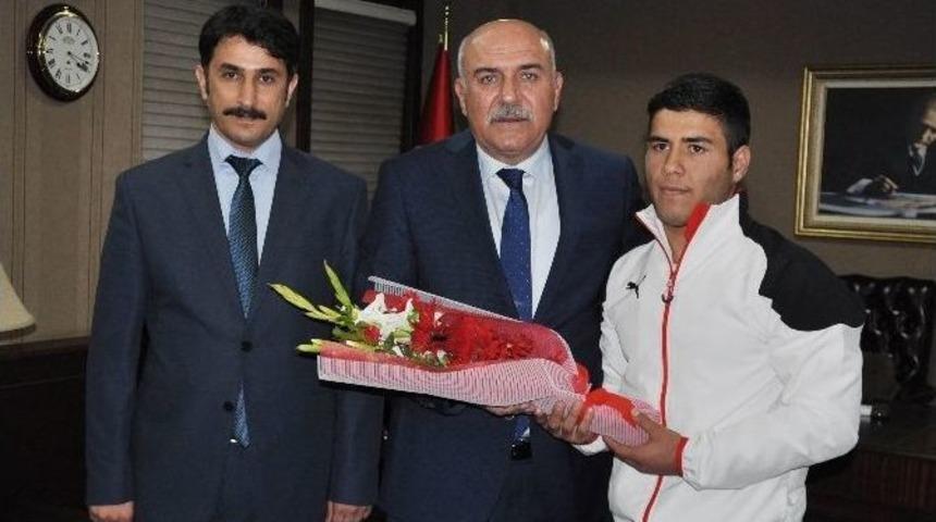 Gen&ccedil; Engelliler D&uuml;nya G&uuml;reş Şampiyonasında Şırnaklı Gen&ccedil; Birinci Oldu