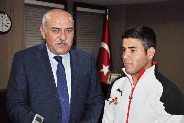 Gen&ccedil; Engelliler D&uuml;nya G&uuml;reş Şampiyonasında Şırnaklı Gen&ccedil; Birinci Oldu 1