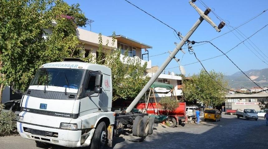 Milas&rsquo;ta Freni Patlayan Kamyon Elektrik Direğini Yıktı